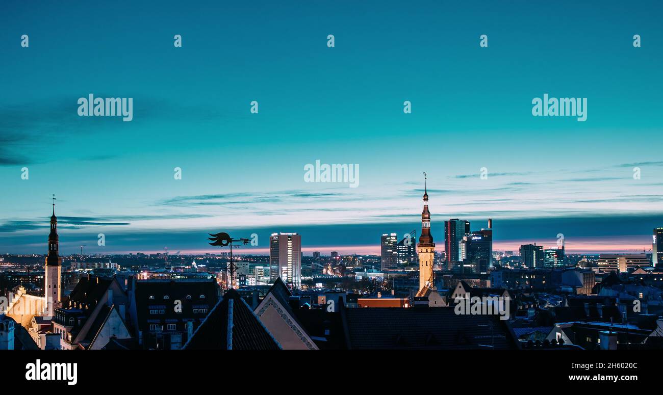 Tallinn, Estonia, Europa. Time-lapse time-lapse da notte a giorno, di paesaggio urbano. Passaggio dalla notte all'alba del mattino. Città vecchia e Città moderna Foto Stock