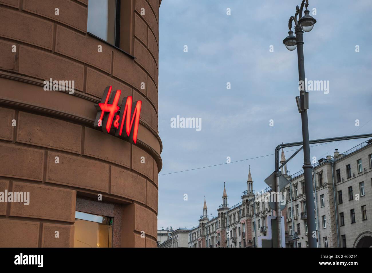 Logo H e M edificio Wall Street shopping Mall .Russia,Mosca, 13okt2021. Foto Stock