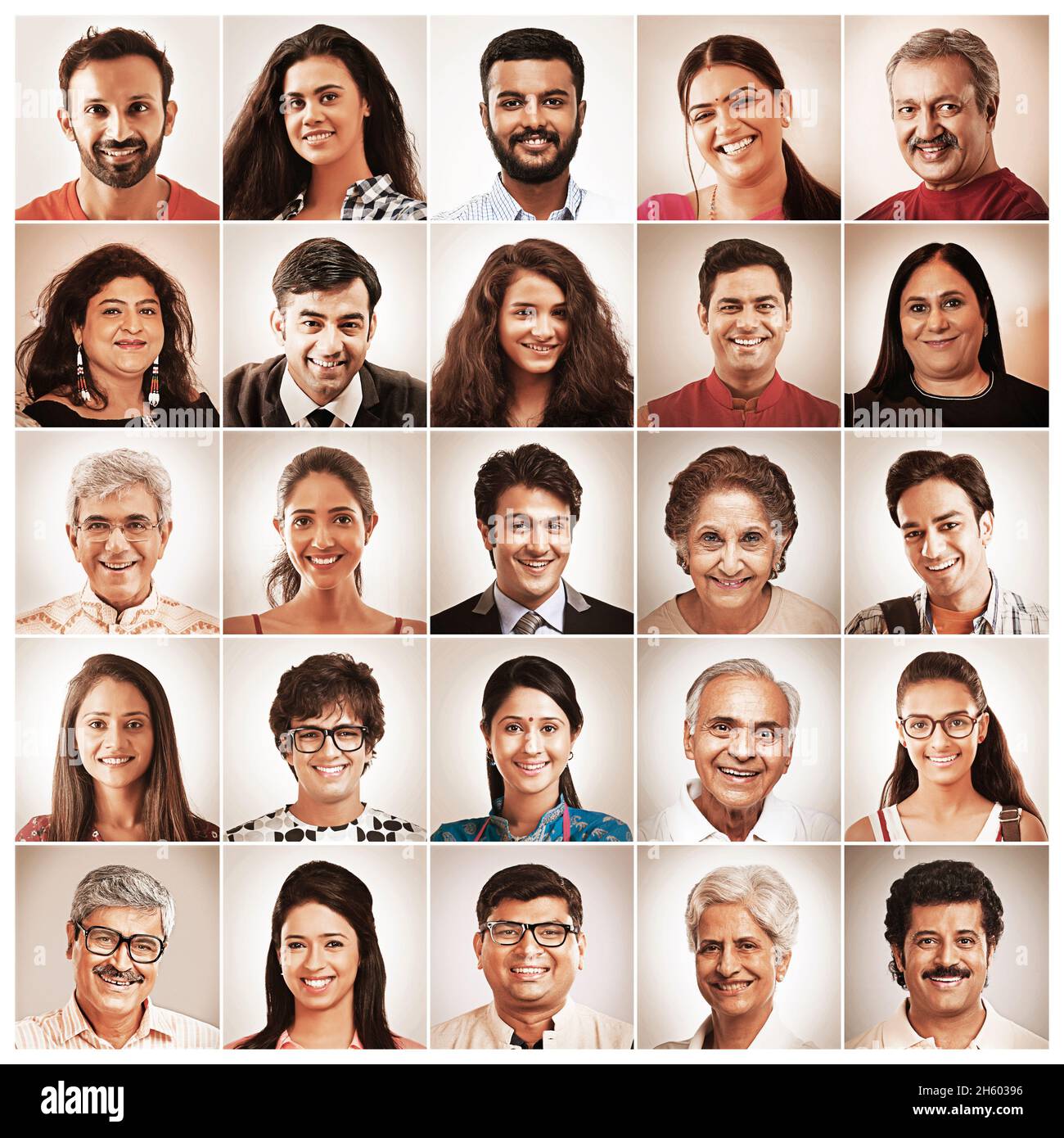 Un collage di volti umani sorridenti di diverse fasce d'età e di diversa etnia. Foto Stock