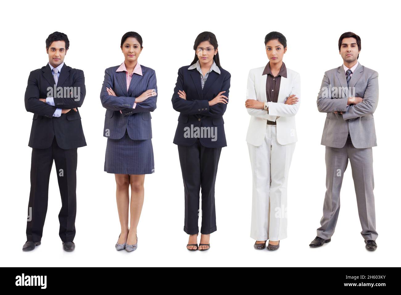 Un team di dipendenti aziendali in piedi insieme a braccia incrociate in tuta aziendale. Foto Stock