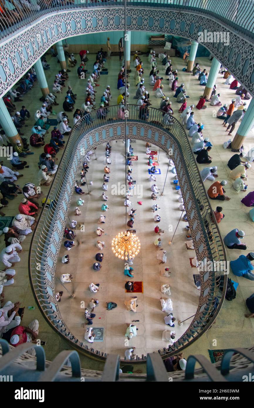 Dhaka, Bangladesh. 12 novembre 2021. I devoti musulmani offrono la preghiera di Jummah (preghiera del venerdì) alla Moschea Nazionale di Baiul Mukarram a Dhaka, Bangladesh. Essi pregano l'Onnipotente cercando pace, sicurezza, unità e benessere del musulmano Umma. Circa 10,000-15,000 persone hanno frequentato la Moschea per le loro preghiere settimanali. La moschea ha diverse caratteristiche architettoniche moderne e allo stesso tempo conserva i principi tradizionali dell'architettura Mughal, che da qualche tempo è stata dominante nel subcontinente indiano. (Credit Image: © Joy Saha/ZUMA Press Wire) Credit: ZUMA Press, Inc./Alamy Live Foto Stock