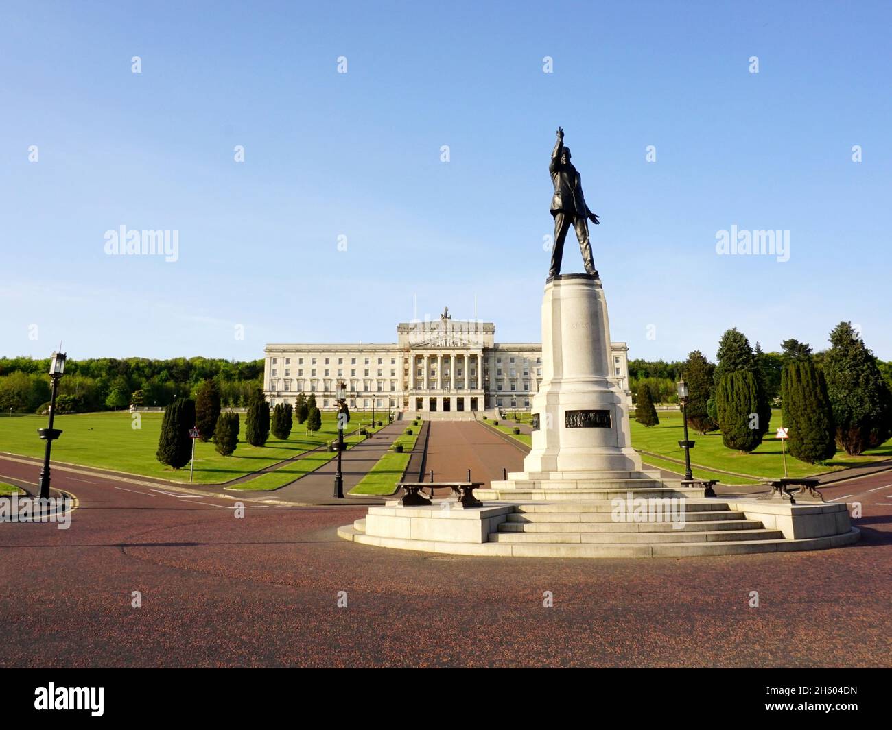 Esterno del palazzo del parlamento in Stormont Estate con la statua di Edward carson in primo piano, Belfast, Irlanda del Nord Foto Stock