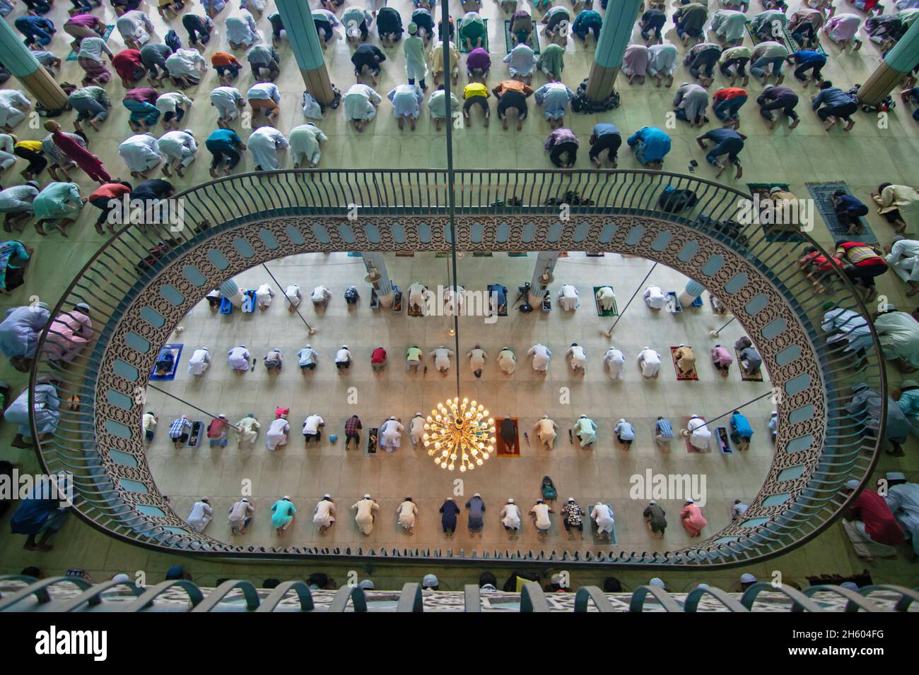 Dhaka, Bangladesh. 12 novembre 2021. I devoti musulmani offrono la preghiera di Jummah (preghiera del venerdì) alla Moschea Nazionale di Baiul Mukarram a Dhaka, Bangladesh. Essi pregano l'Onnipotente cercando pace, sicurezza, unità e benessere del musulmano Umma. Circa 10,000-15,000 persone hanno frequentato la Moschea per le loro preghiere settimanali. La moschea ha diverse caratteristiche architettoniche moderne e allo stesso tempo conserva i principi tradizionali dell'architettura Mughal, che da qualche tempo è stata dominante nel subcontinente indiano. (Credit Image: © Joy Saha/ZUMA Press Wire) Credit: ZUMA Press, Inc./Alamy Live Foto Stock