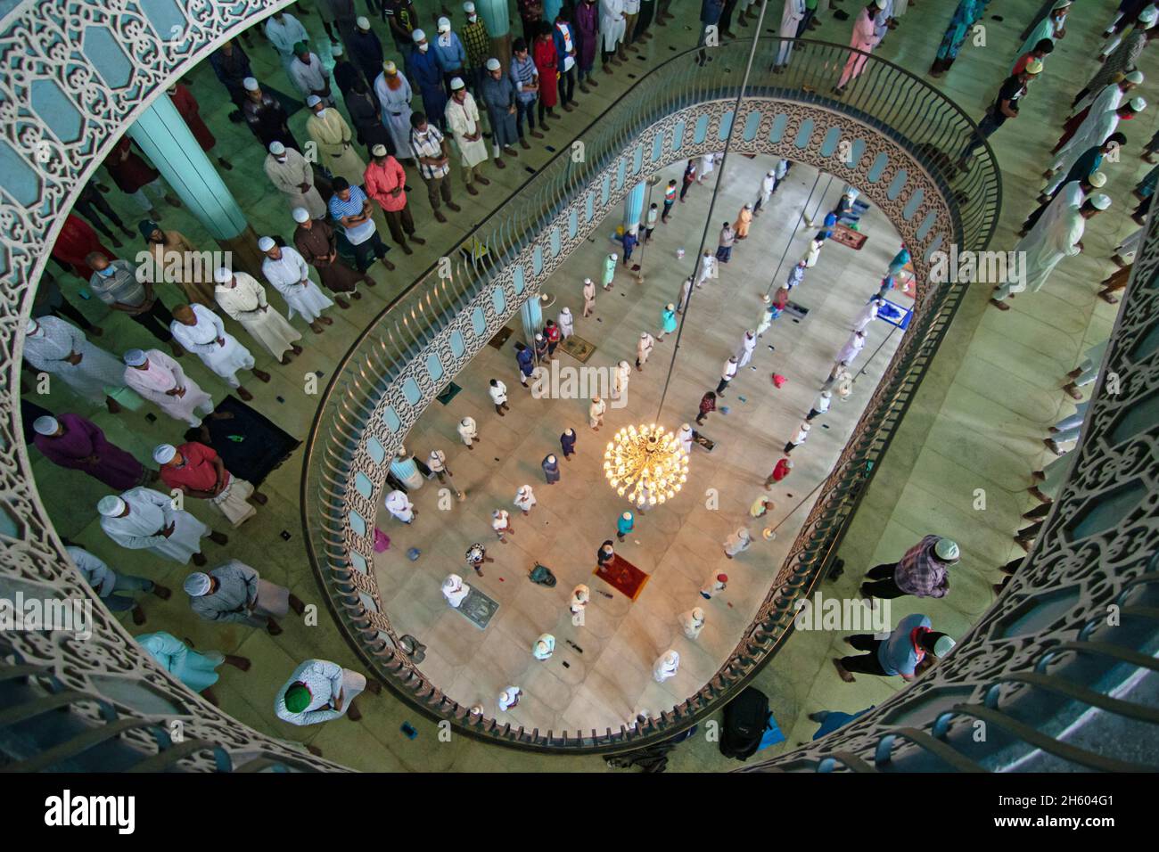 Dhaka, Bangladesh. 12 novembre 2021. I devoti musulmani offrono la preghiera di Jummah (preghiera del venerdì) alla Moschea Nazionale di Baiul Mukarram a Dhaka, Bangladesh. Essi pregano l'Onnipotente cercando pace, sicurezza, unità e benessere del musulmano Umma. Circa 10,000-15,000 persone hanno frequentato la Moschea per le loro preghiere settimanali. La moschea ha diverse caratteristiche architettoniche moderne e allo stesso tempo conserva i principi tradizionali dell'architettura Mughal, che da qualche tempo è stata dominante nel subcontinente indiano. (Credit Image: © Joy Saha/ZUMA Press Wire) Credit: ZUMA Press, Inc./Alamy Live Foto Stock