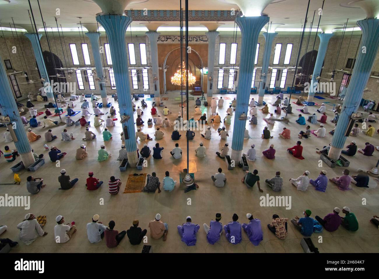 Dhaka, Bangladesh. 12 novembre 2021. I devoti musulmani offrono la preghiera di Jummah (preghiera del venerdì) alla Moschea Nazionale di Baiul Mukarram a Dhaka, Bangladesh. Essi pregano l'Onnipotente cercando pace, sicurezza, unità e benessere del musulmano Umma. Circa 10,000-15,000 persone hanno frequentato la Moschea per le loro preghiere settimanali. La moschea ha diverse caratteristiche architettoniche moderne e allo stesso tempo conserva i principi tradizionali dell'architettura Mughal, che da qualche tempo è stata dominante nel subcontinente indiano. (Credit Image: © Joy Saha/ZUMA Press Wire) Credit: ZUMA Press, Inc./Alamy Live Foto Stock