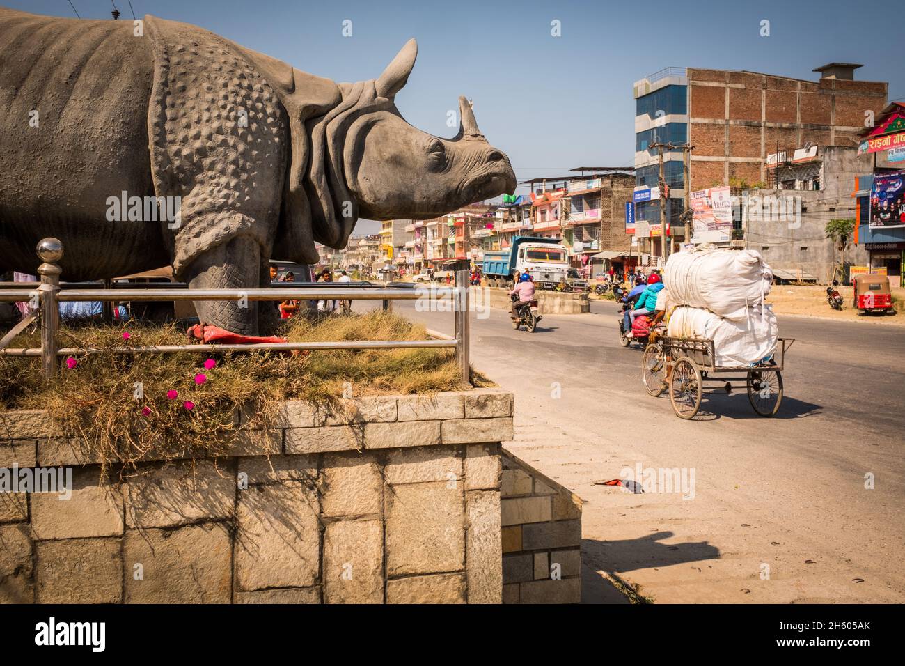 Novembre 2017. Rinoceronte e iconografia degli elefanti permatano Sauraha, una città dominata da ecoturismo collegato al vicino Parco Nazionale di Chitwan dove gli elefanti sono usati per dare giri per vedere rinocerosi e tigri. Sauraha, distretto di Chitwan, Nepal. Foto Stock