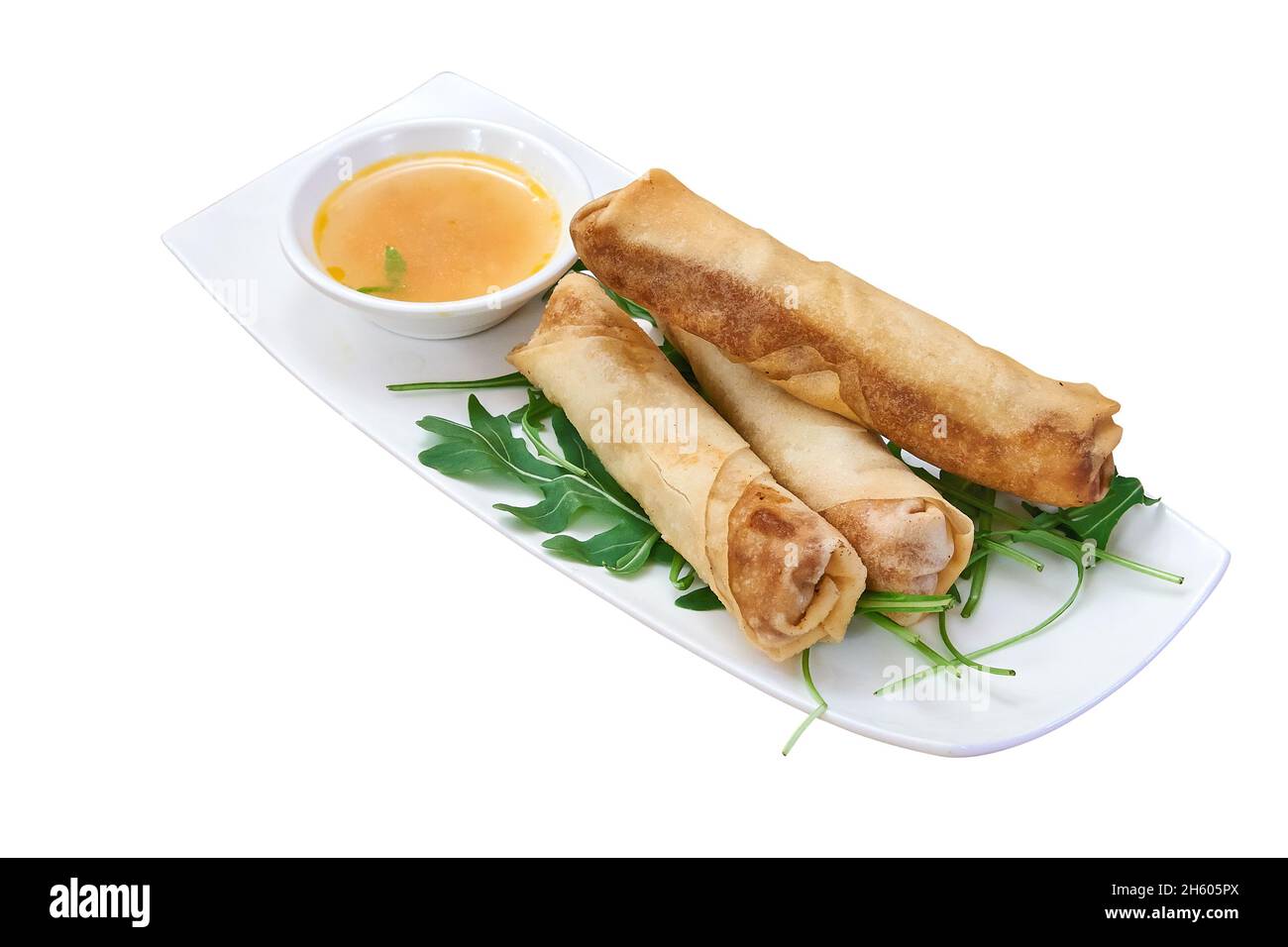 Vista dall'alto su Spring roll con salsa piccante isolata su bianco con percorso di taglio Foto Stock