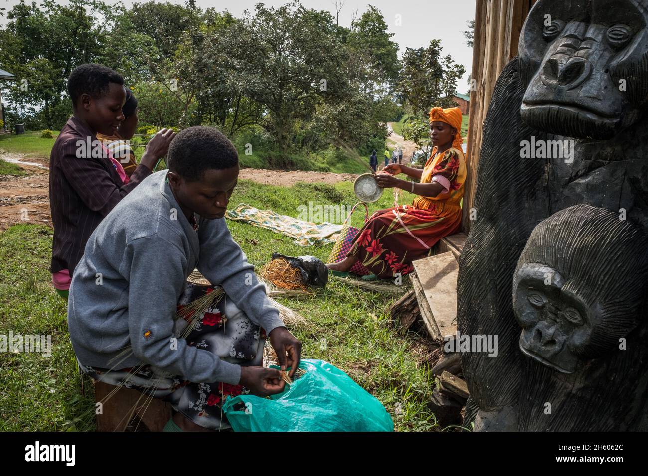 Settembre 2017. Artigianato come cesti e sculture sono realizzati localmente e venduti ai turisti che vengono a vedere gorilla. Nkuringo, Uganda. Foto Stock