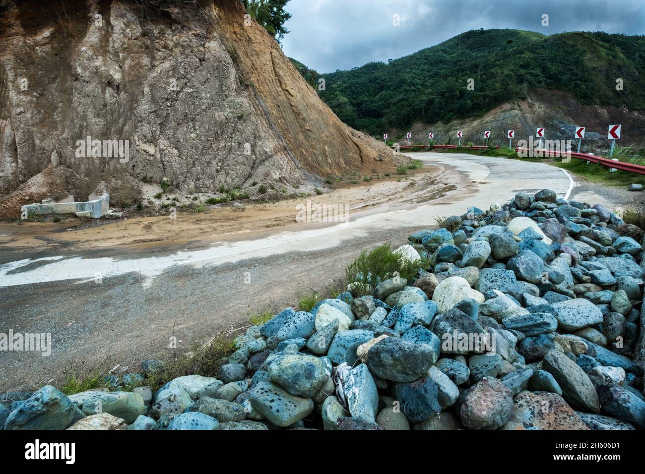 Luglio 2017. La strada è lastricata appena sopra Malico, ma si gira a sterrato poco dopo. Il Kalahan Educational Fund (KEF) si è opposto alla strada, temendo che avrebbe portato allo sviluppo da parte dei "bassifoni” e un ulteriore impatto sulle foreste circostanti. Malico, Nueva Vizcaya, Filippine. Foto Stock