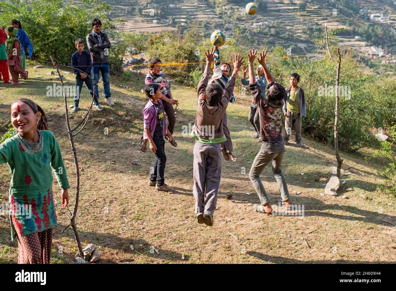 Ottobre 2017. Scegli la partita di pallavolo. Kailas è un villaggio di oltre 300 famiglie e più di 3000 persone situate diverse migliaia di metri in cima alle montagne dalla città di Chainpur. L'accesso è solo da un ripido sentiero che attraversa le colline. Kailas, distretto di Bajhang, Nepal. Foto Stock