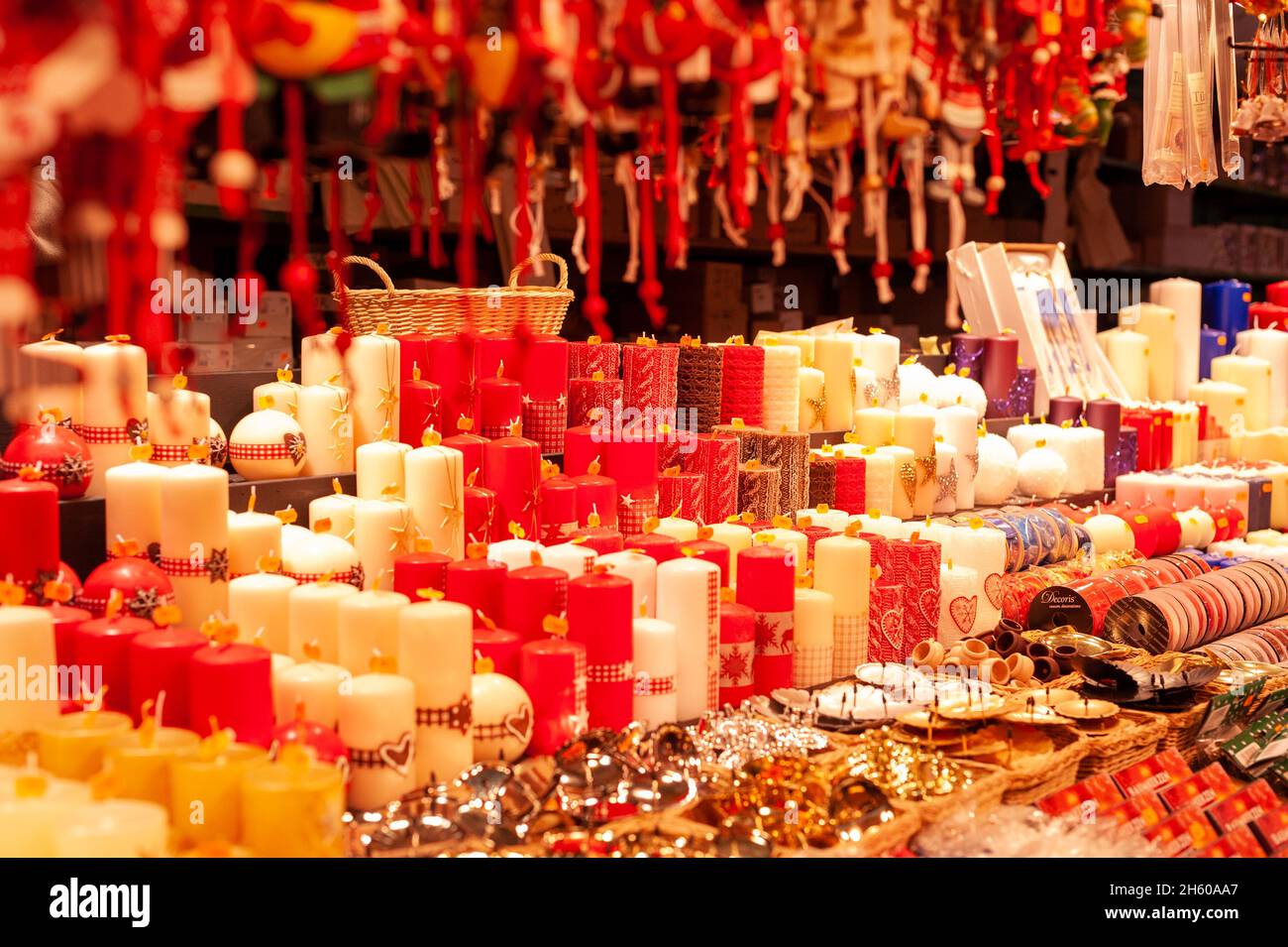 Stand di vendita del mercatino di Natale di Strasburgo, Francia. Uno stand che vende articoli molto colorati e festosi. Foto Stock