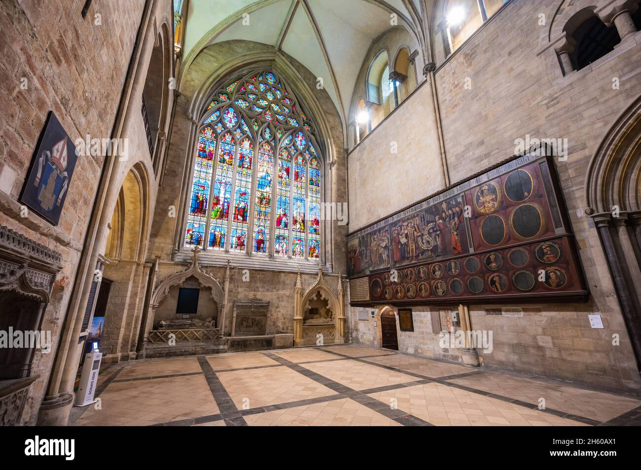 Transetto sud con vetrate colorate e dipinti Tudor Charter nella Cattedrale di Chichester. Grazie al Decano e Capitolo della Cattedrale di Chichester. Foto Stock