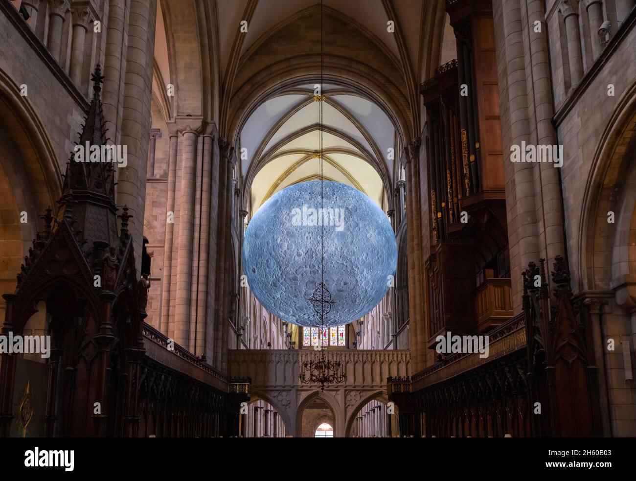 Museo della Luna opere d'arte all'interno della cattedrale di Chichester a Chichester, Regno Unito. Grazie al Decano e Capitolo della Cattedrale di Chichester. Foto Stock