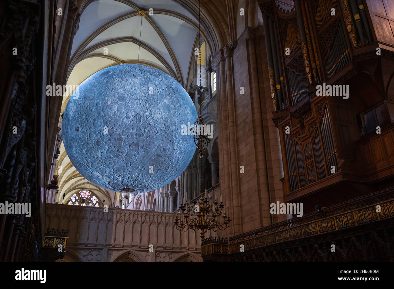 Museo della Luna opere d'arte all'interno della cattedrale di Chichester a Chichester, Regno Unito. Grazie al Decano e Capitolo della Cattedrale di Chichester. Foto Stock