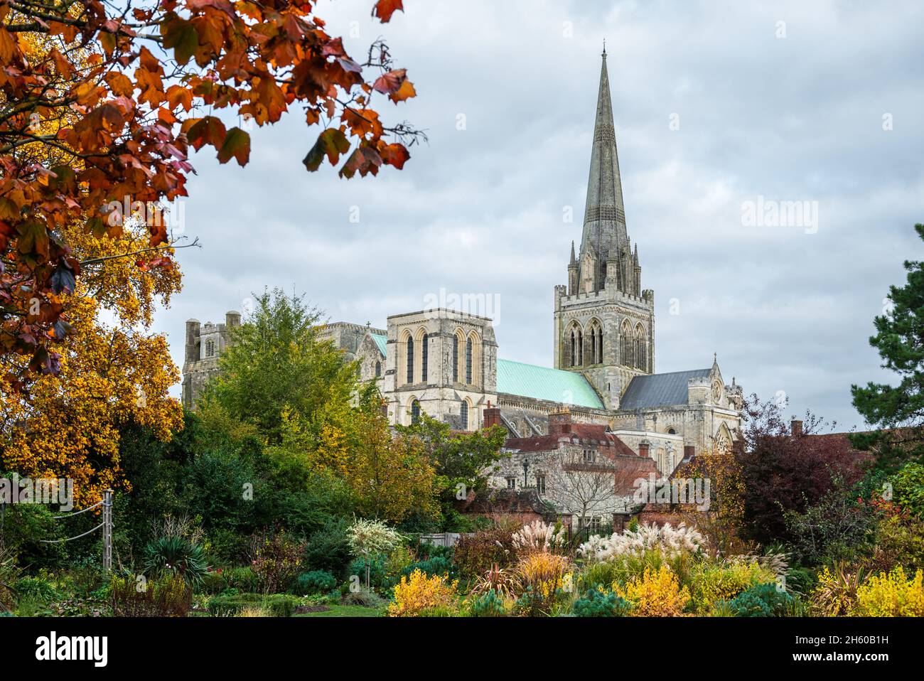 Vista della storica cattedrale di Chichester con i colori e gli alberi d'autunno in una giornata trascorsa nella città di Chichester, nel Sussex occidentale, in Inghilterra, Regno Unito. Foto Stock