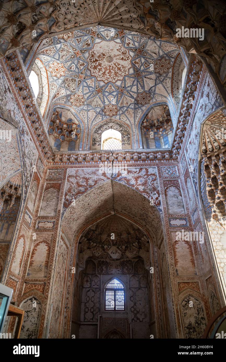 Bukhara, Uzbekistan - Ottobre 2016: Old Abdulaziz Khan madrassah è stato costruito nel 1652. L'interno della moschea Foto Stock