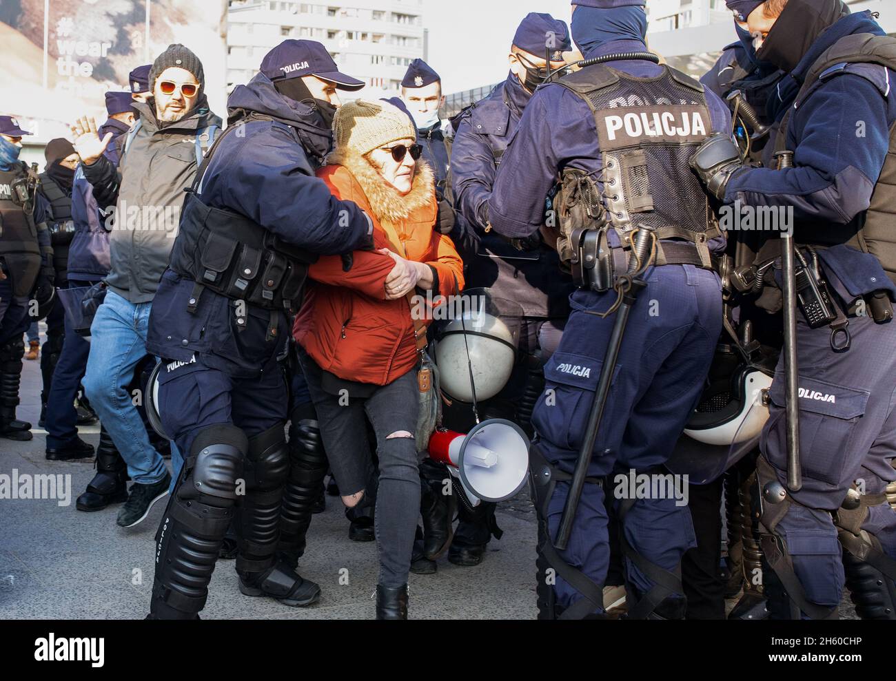 Warszawa, Polonia - 11.11.2021: La polizia rimuove forzatamente i membri dell'organizzazione 'Obywatele RP' (cittadini della Repubblica di Polonia) dal percorso della marcia nazionalista. Foto Stock