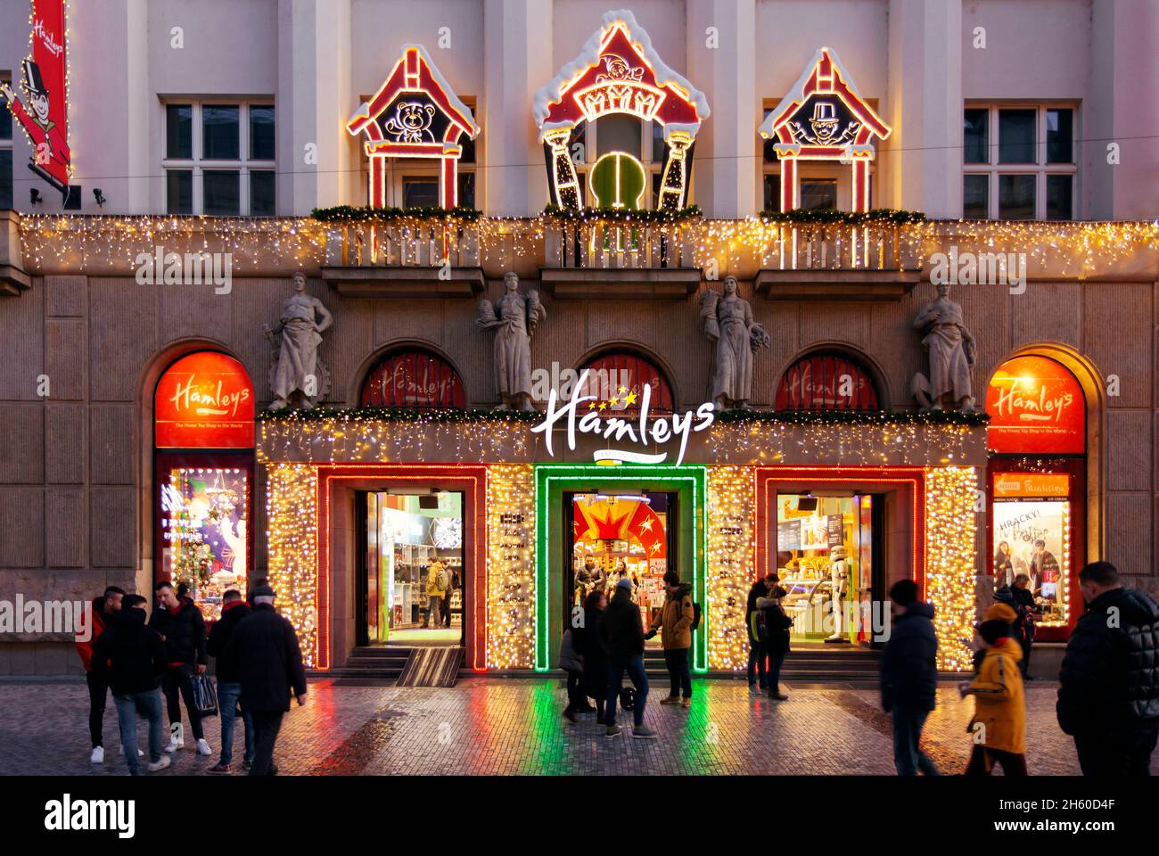 Ingresso frontale luminoso e decorativo del negozio di giocattoli Hamleys in serata durante la stagione natalizia a Praga, Repubblica Ceca Foto Stock