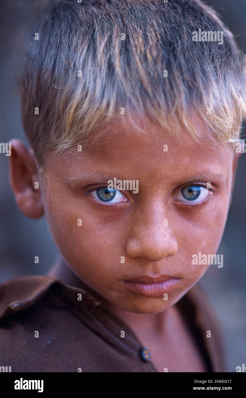 Giovane ragazzo del gruppo etnico Pathan (Poshtou), Khyber Pakhtunkhwa, Pakistan Foto Stock