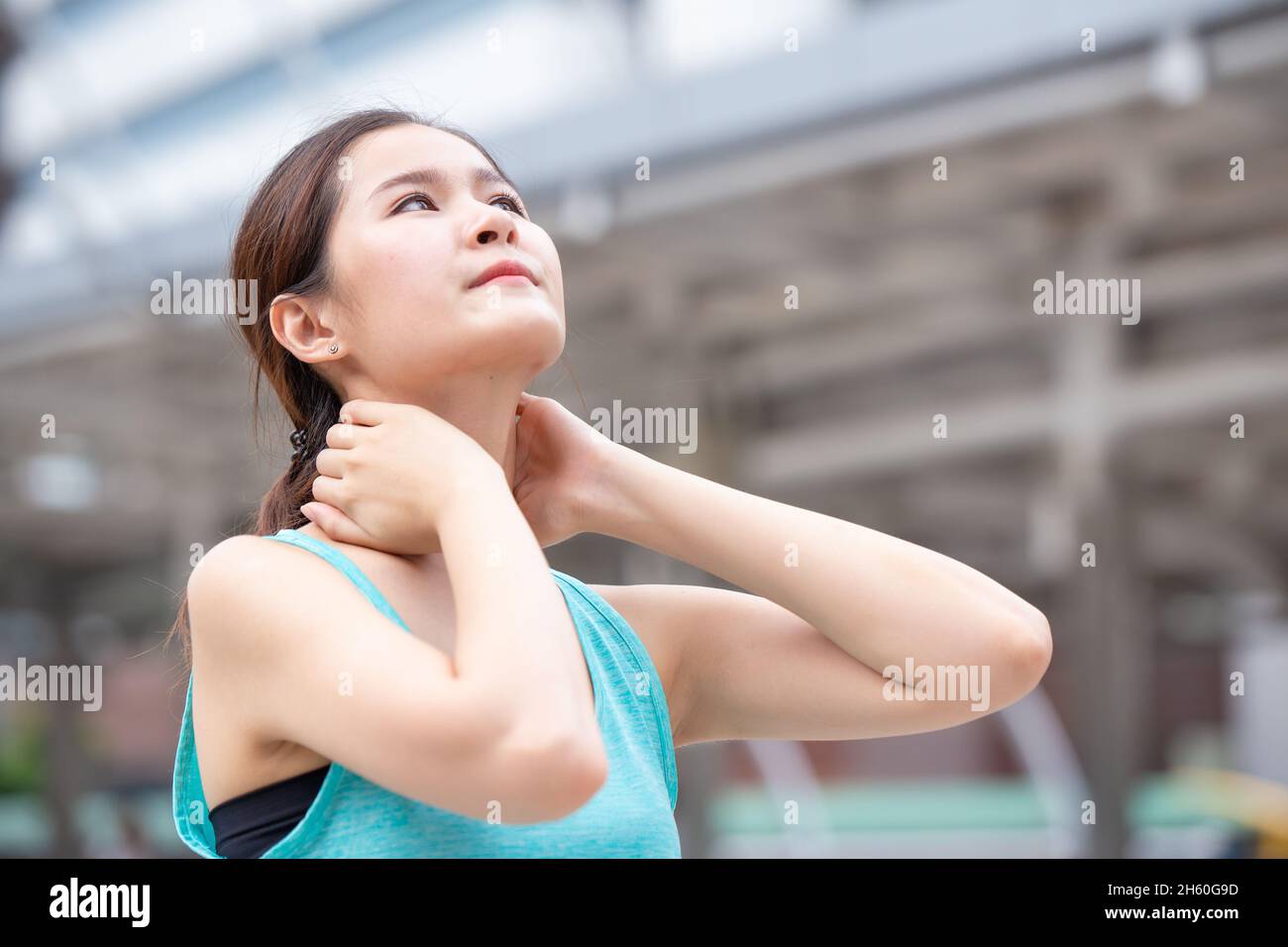 sport donne sane rilassano dolore muscolare del collo che allunga la testa verso l'alto Foto Stock