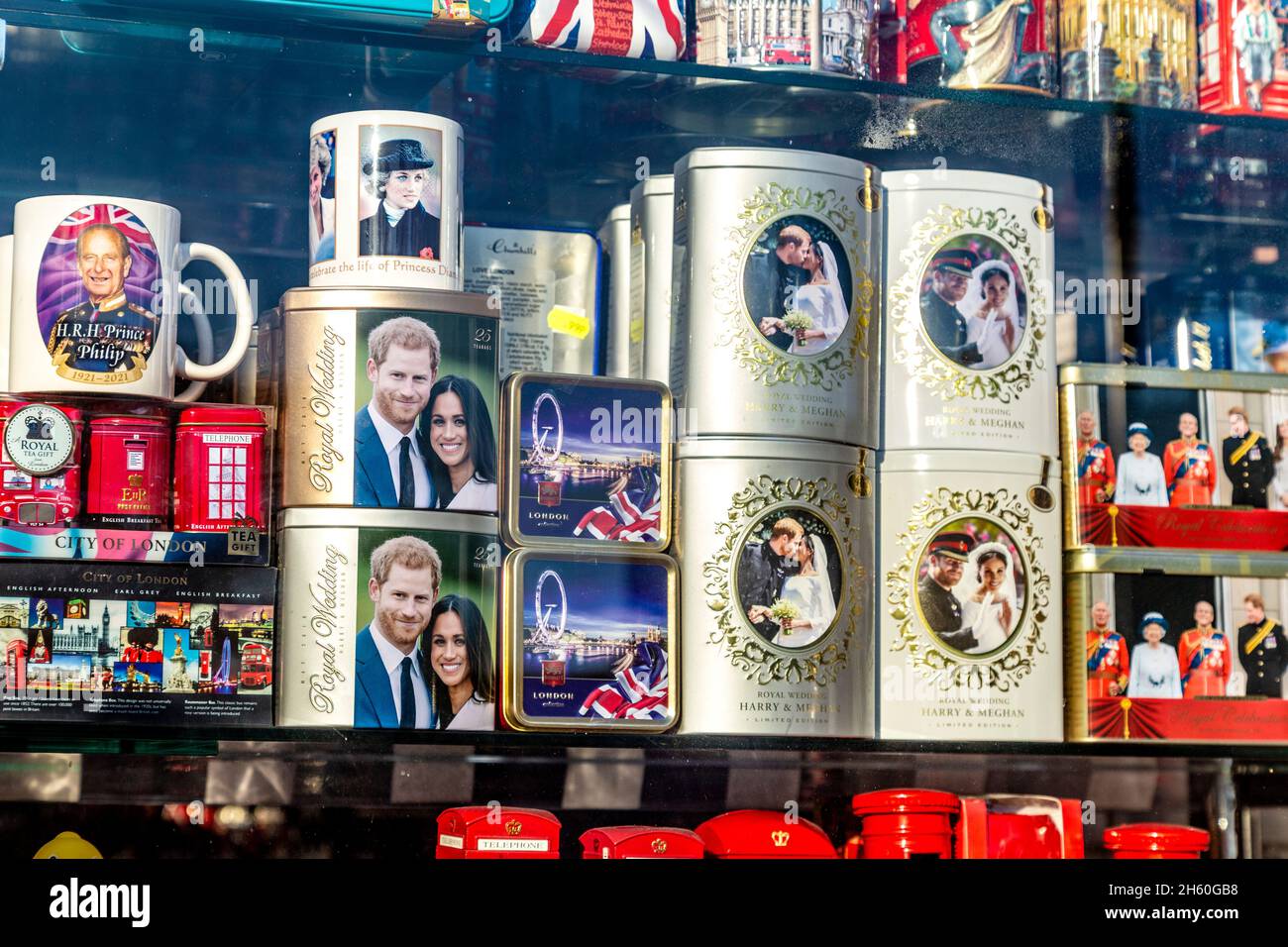 Souvenir e cimeli reali in un negozio a Windsor, Berkshire, Regno Unito Foto Stock