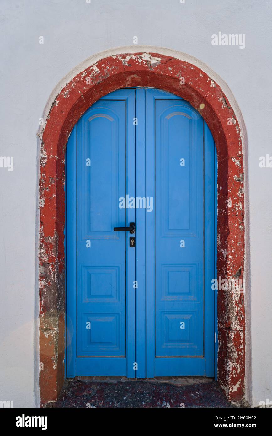 Porta di legno blu e pareti di sfondo tradizionali edifici dell'isola greca Foto Stock