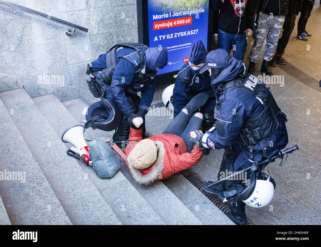 Warszawa, Polonia - 11.11.2021: La polizia rimuove forzatamente i membri dell'organizzazione 'Obywatele RP' (cittadini della Repubblica di Polonia) dal percorso della marcia nazionalista. Foto Stock