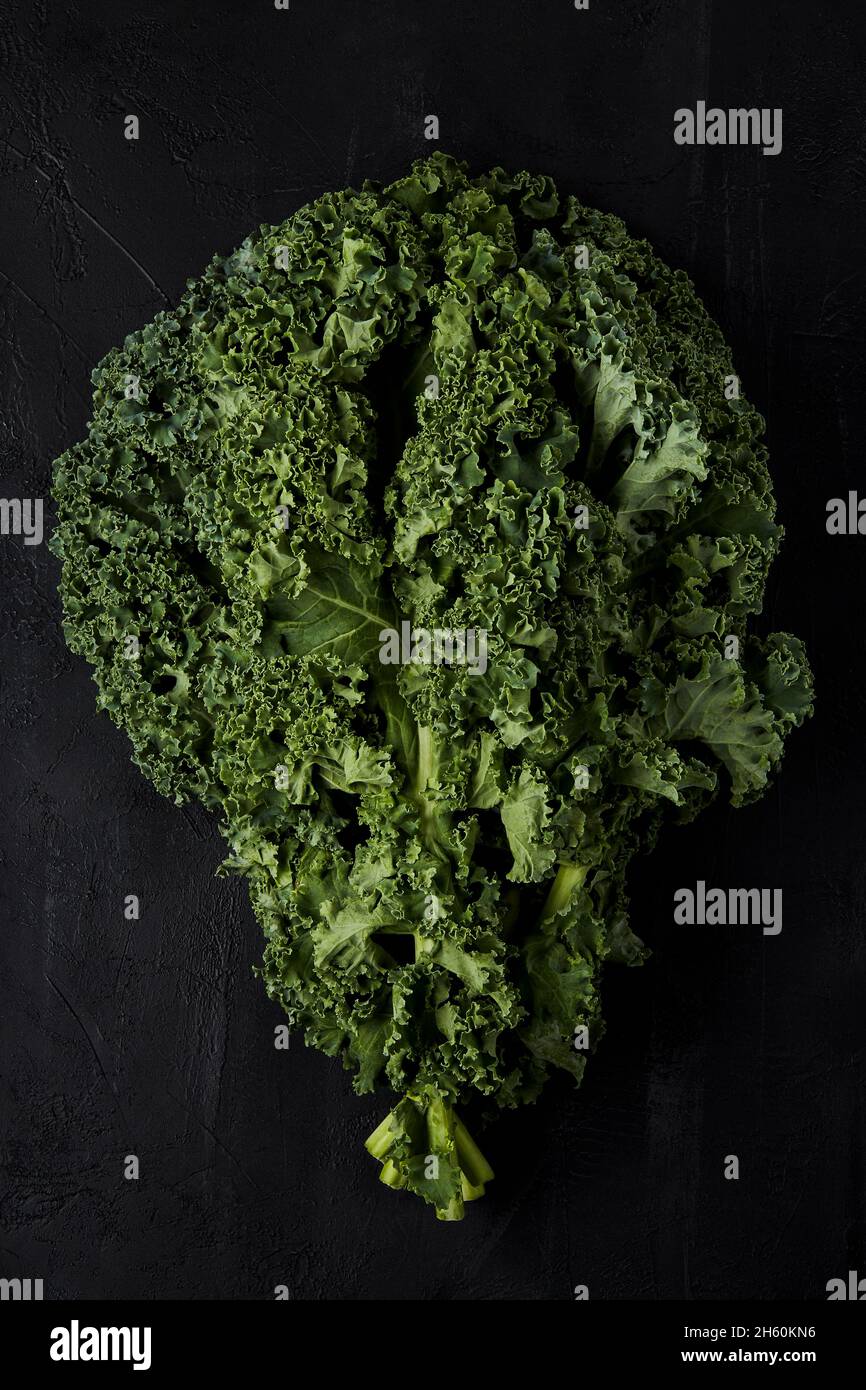 Kale biologico su sfondo nero. Foto Stock