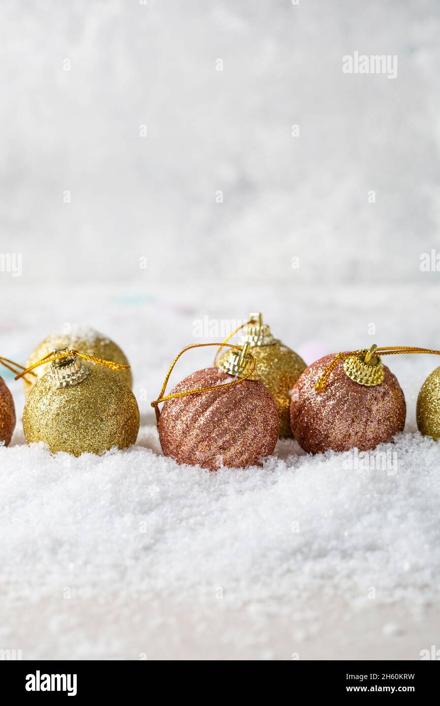 Sfondo natalizio con neve dorata e palle rosa concetto di vacanza Foto Stock