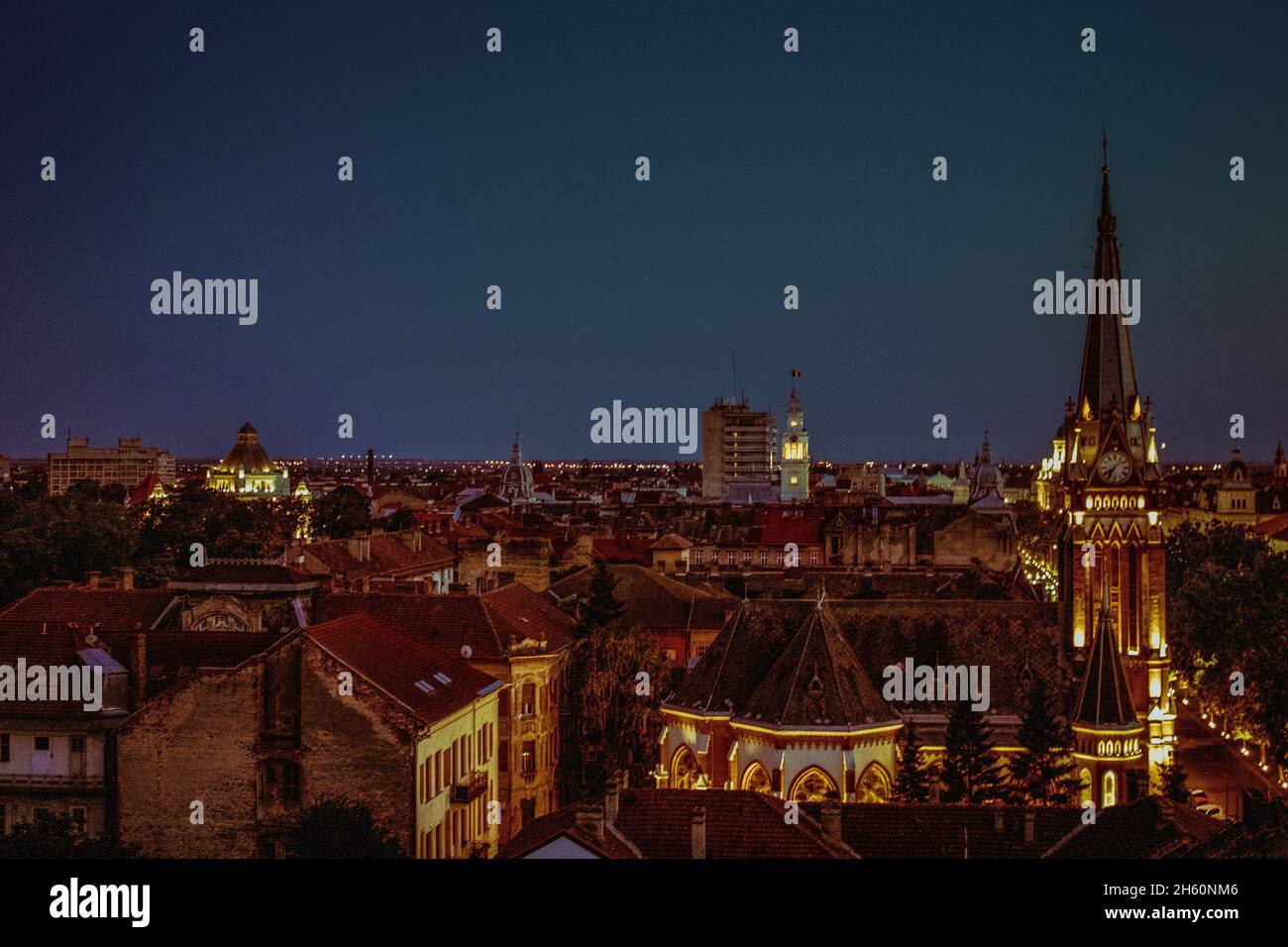 Vista della città Arad di notte, edifici e cappella Foto Stock