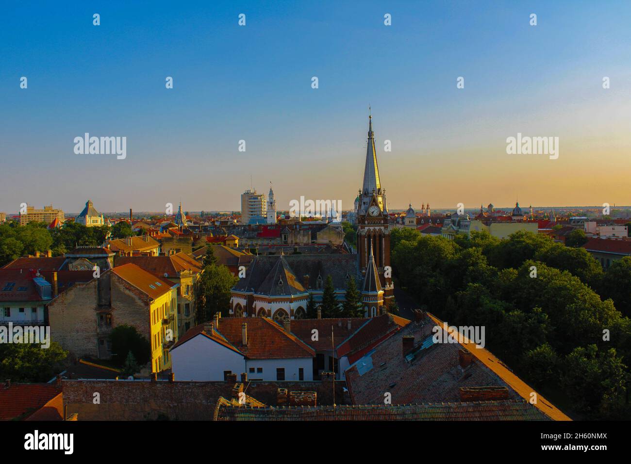 Vista della città Arad in Romania al tramonto, edifici e cappella della città Foto Stock
