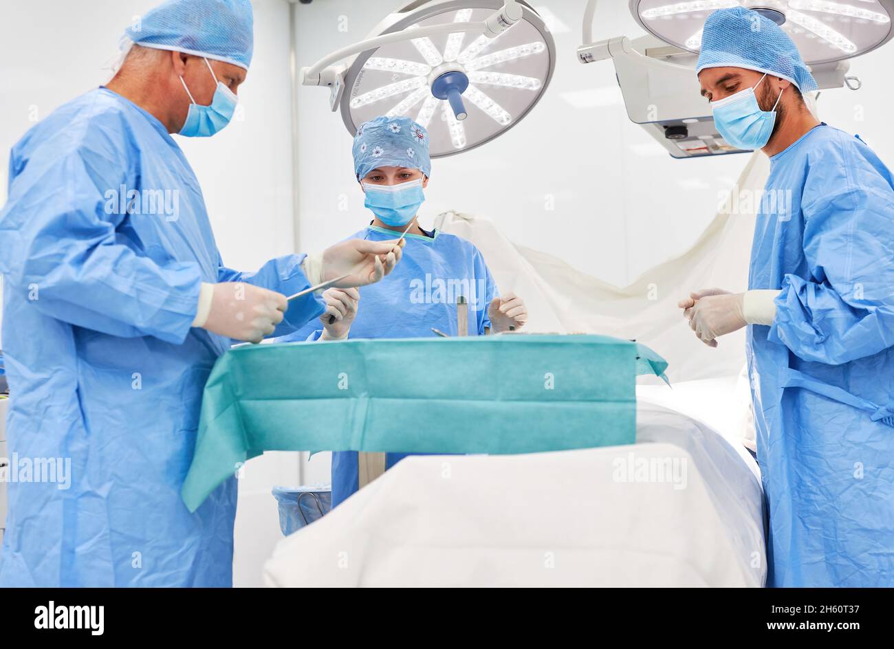 Il medico e il team di chirurgia senior si preparano per un intervento nella sala operatoria della clinica Foto Stock
