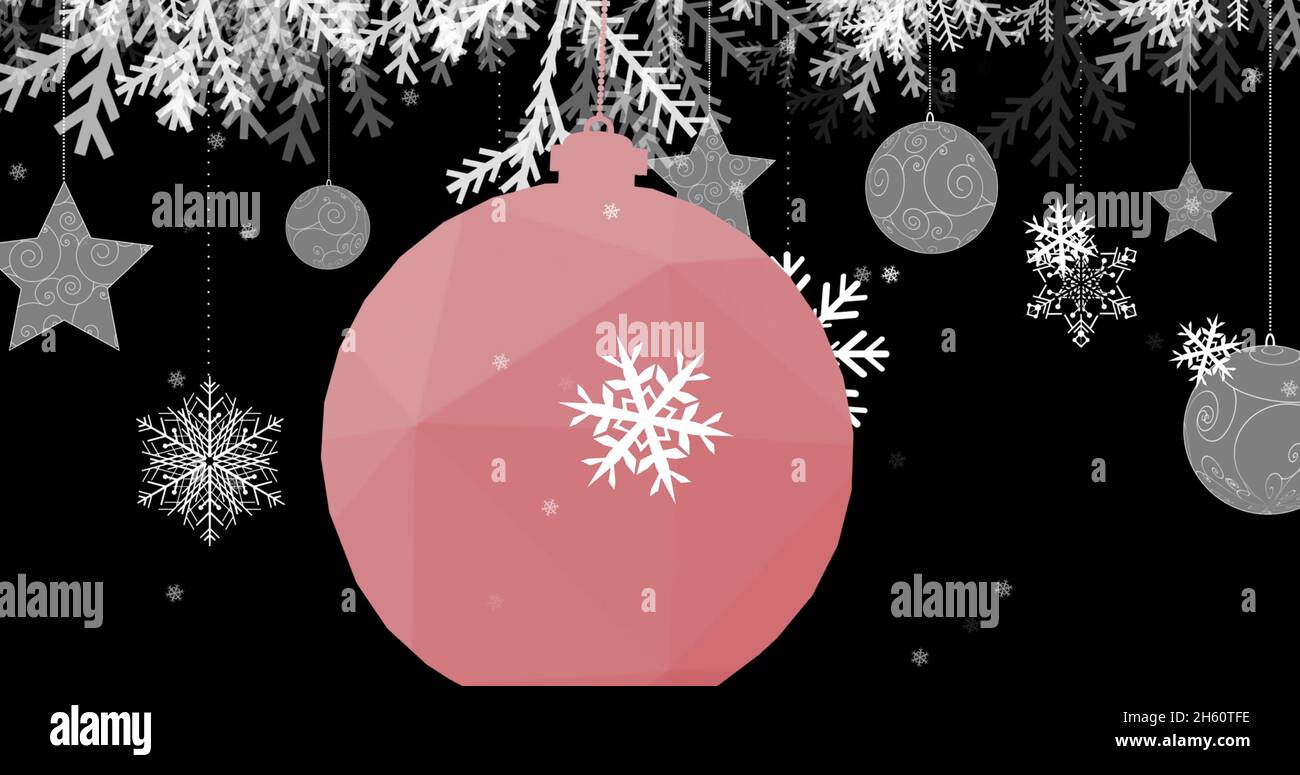 Immagine della neve che cade su bauble a natale Foto Stock