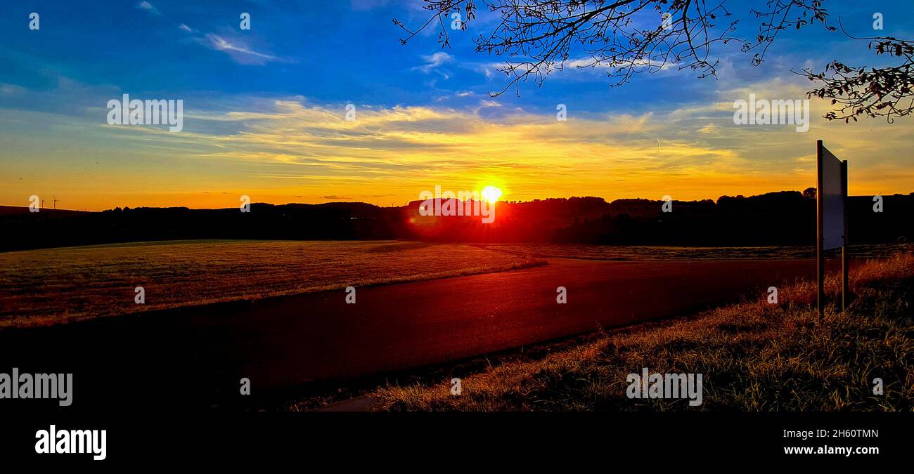 Sonnenuntergang auf dem Land in Germania Foto Stock