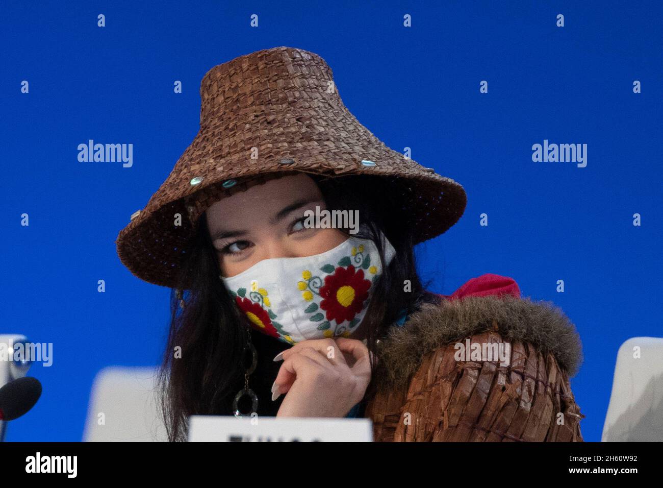 Glasgow, Scozia, Regno Unito. 12 novembre 2021. 13° giorno e ultimo giorno del vertice sul clima dell'ONU COP26 a Glasgow. PIC; Ta’ kaiya Blaney un attivista ambientale della nazione TLA A'Min nella Columbia Britannica, in Canada, fa un discorso agli attivisti climatici giovanili nella sessione Plenaria dei popoli che si terrà stamattina alla COP26 a Glasgow. Iain Masterton/Alamy Live News. Foto Stock