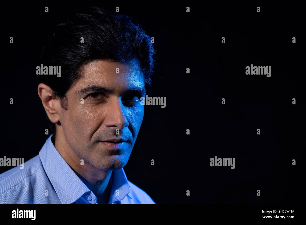 Ritratto di un uomo di mezza età con sfondo nero Foto Stock Ritratto di un uomo di mezza età con sfondo nero Foto Stock
