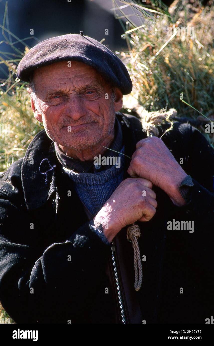 FRANCIA, SAVOIA (73) SAINTE FOY TARENTAISE, AGRICOLTORE DI 80 ANNI Foto Stock