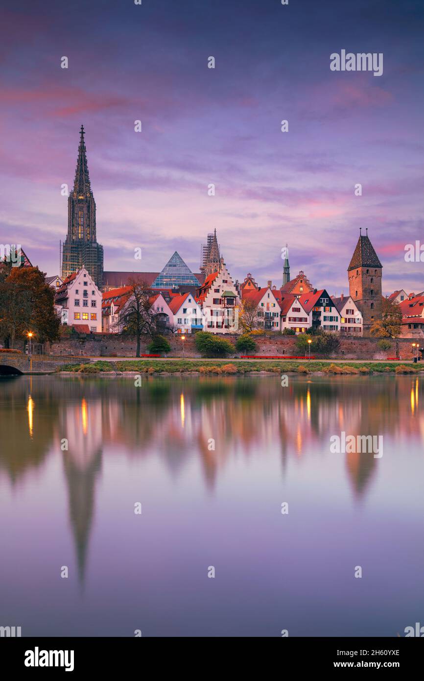 Ulm, Germania. Immagine del paesaggio urbano della città vecchia di Ulm, Germania con la Chiesa di Ulm Minster, la chiesa più alta del mondo e riflesso della città nel Danubio a Foto Stock