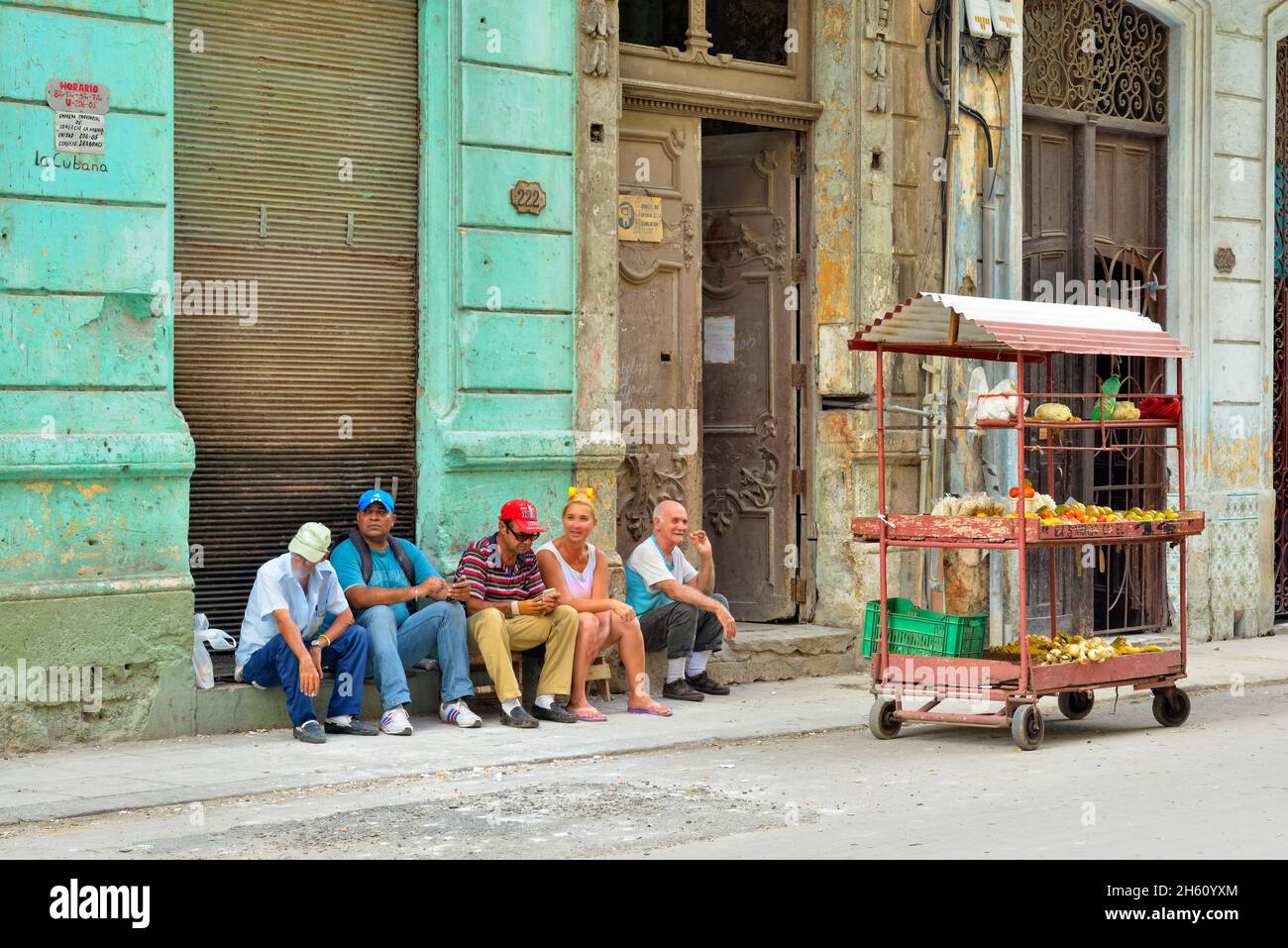 Via scenein centro Havana- Venditore alimentare carro, la Habana (Havana), Habana, Cuba Foto Stock