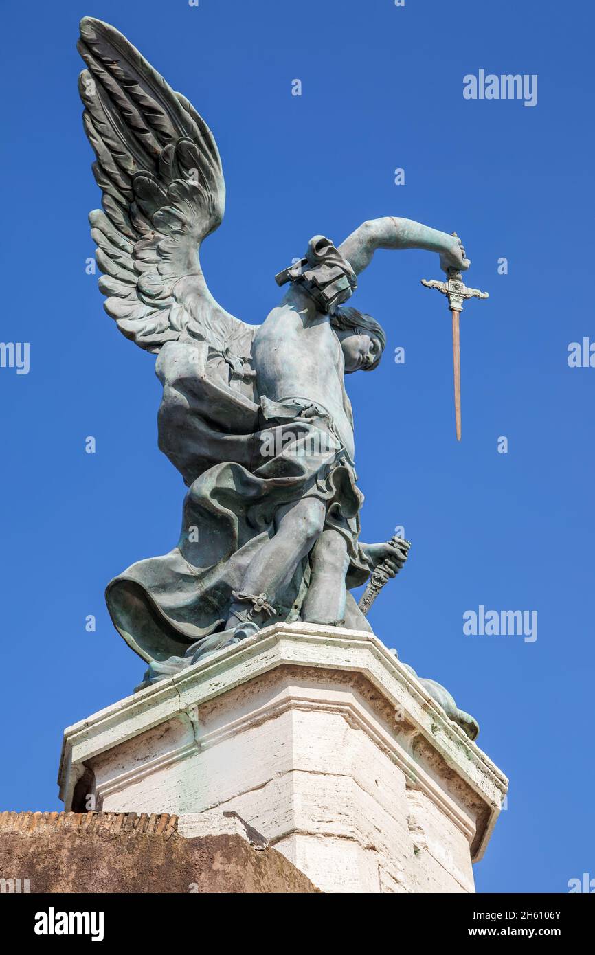 Statua San Michele Arcangelo Monte Sant'angelo Statua in bronzo di arcangelo michele immagini e fotografie stock ad