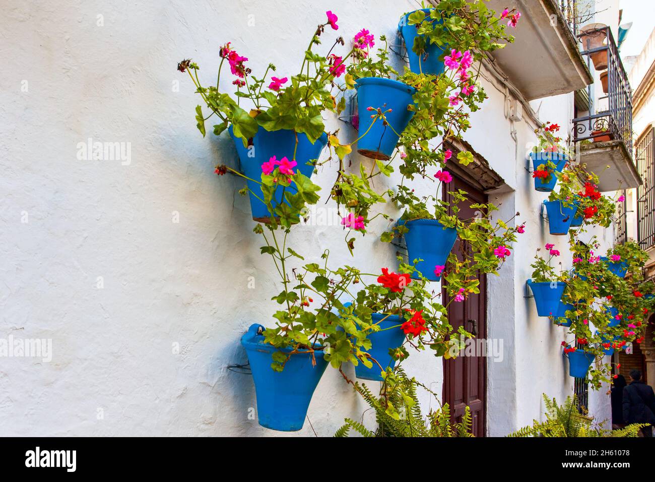 Strada nella città vecchia di Cordoba decorato con vasi di fiori, Spagna Foto Stock