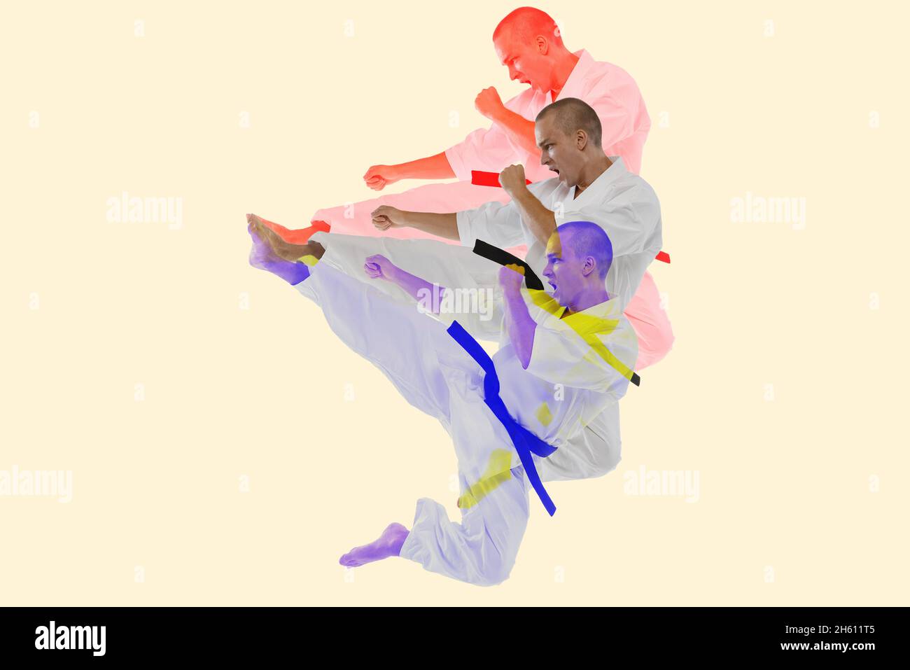 Collage creativo dell'uomo, addestramento professionale del combattente dell'arte marziale isolato sopra sfondo bianco. Effetto glitch e duotine Foto Stock