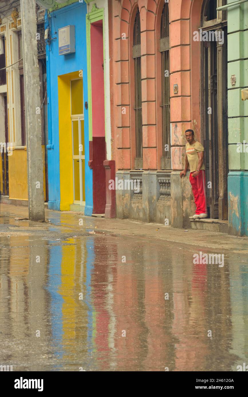 Scena stradale nel centro di l'Avana. Riflessioni su una giornata piovosa, la Habana (l'Avana), Habana, Cuba Foto Stock