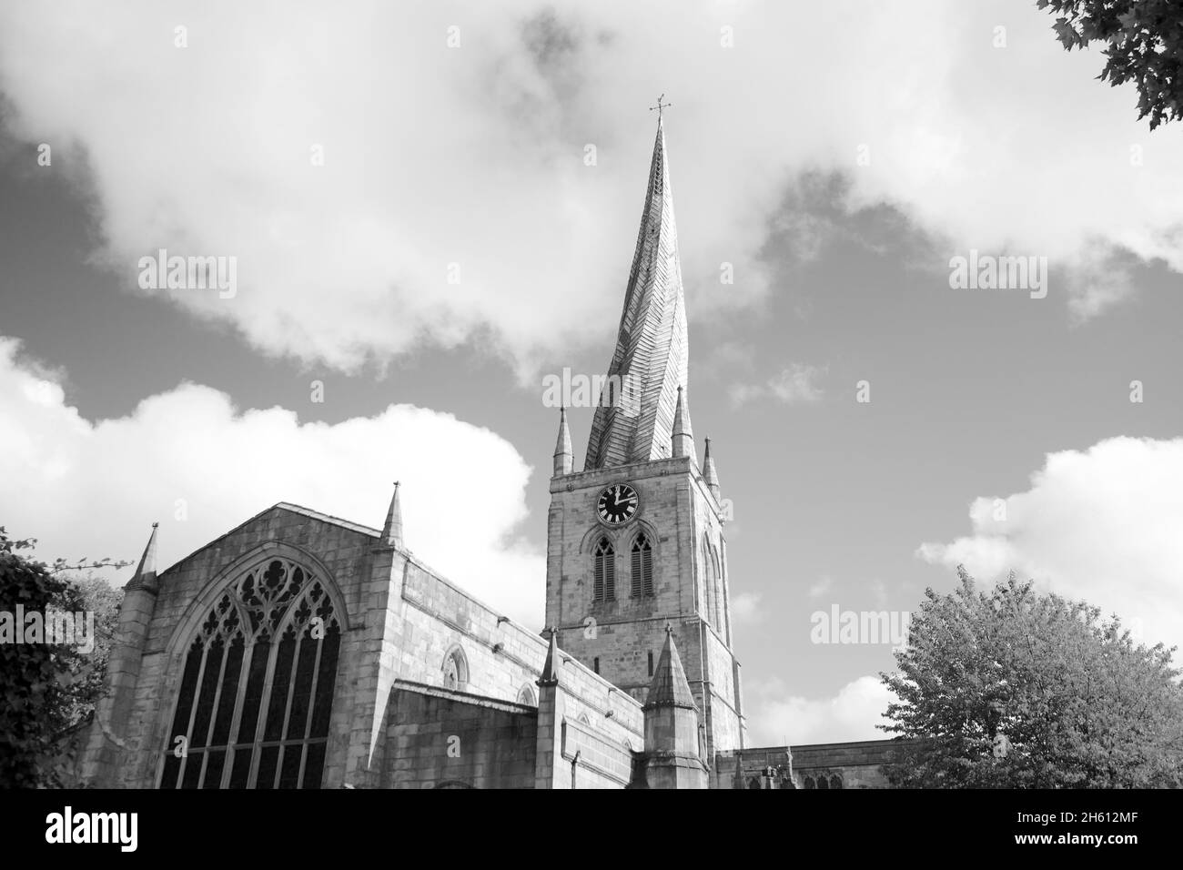 Chiesa Parrocchiale di Santa Maria e di tutti i Santi, conosciuta anche come la guglia Crooked, centro città di Chesterfield, Derbyshire, Inghilterra. Una chiesa di riferimento. Iconico. Foto Stock