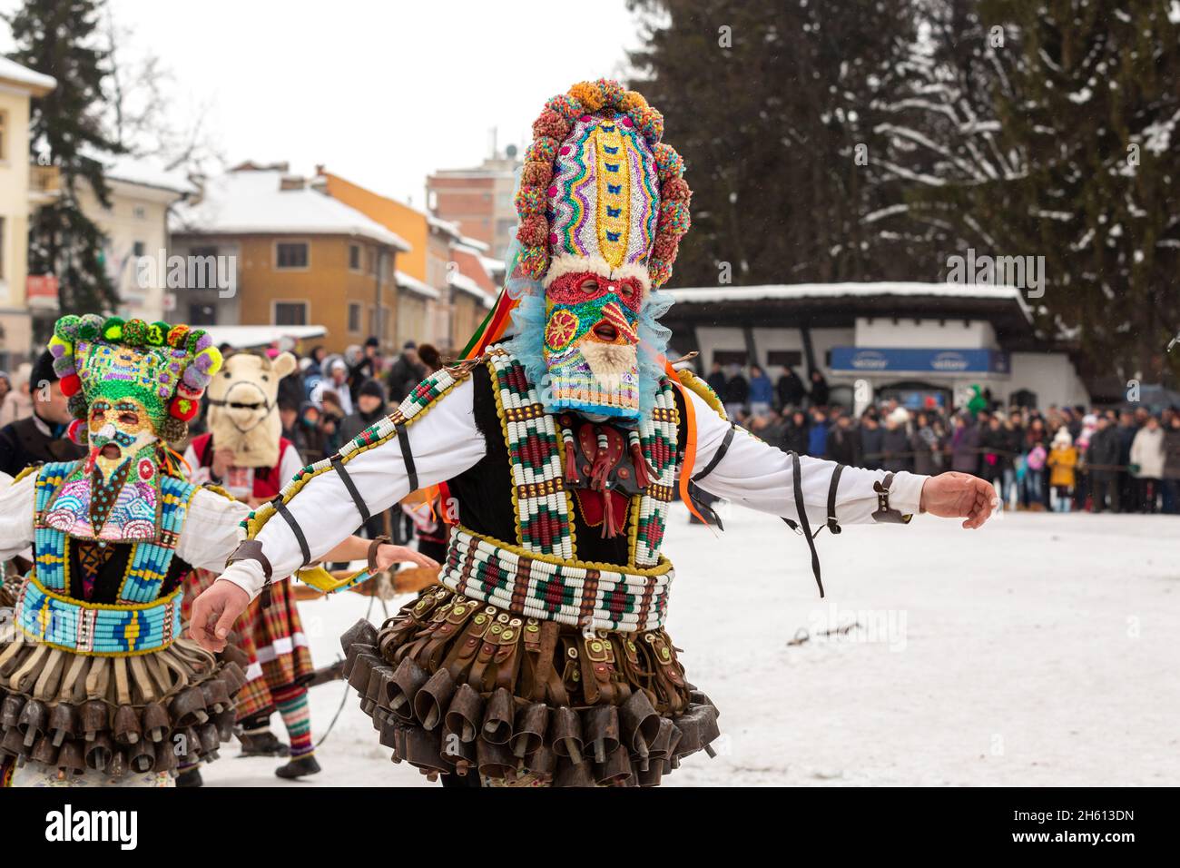 Razlog, Bulgaria - 14 Gennaio 2017: la gente in tradizionale carnevale costumi kuker al festival Kukeri Starchevata Foto Stock