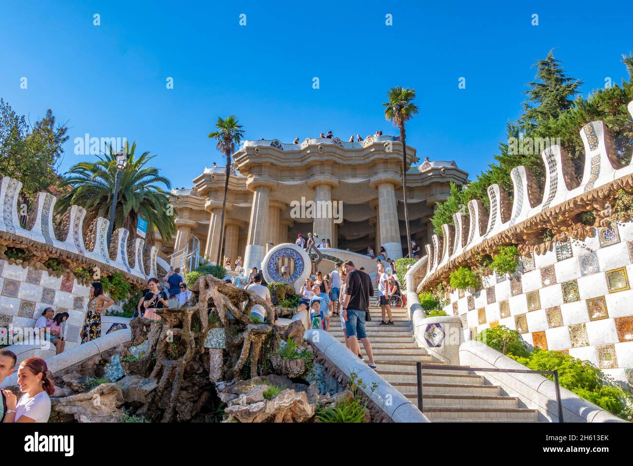 Barcellona, Spagna - 21 settembre 2021: Le famose scale del Parc Güell con un sacco di turisti. Progettato dall'architetto Gaudi nella città di Barcelon Foto Stock