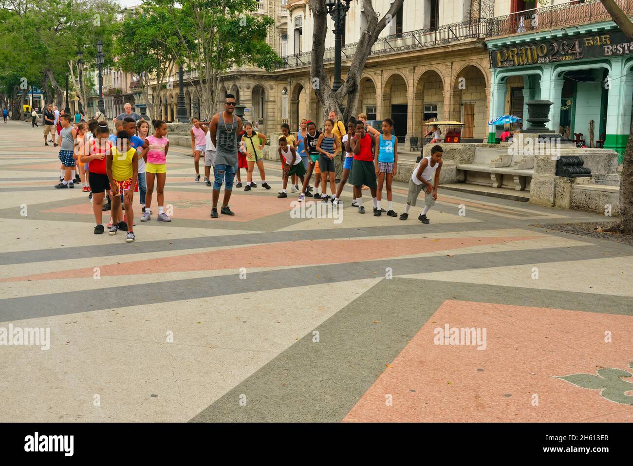 Gioco organizzato sul Prado con un gruppo di scolari, la Habana (l'Avana), Habana, Cuba Foto Stock