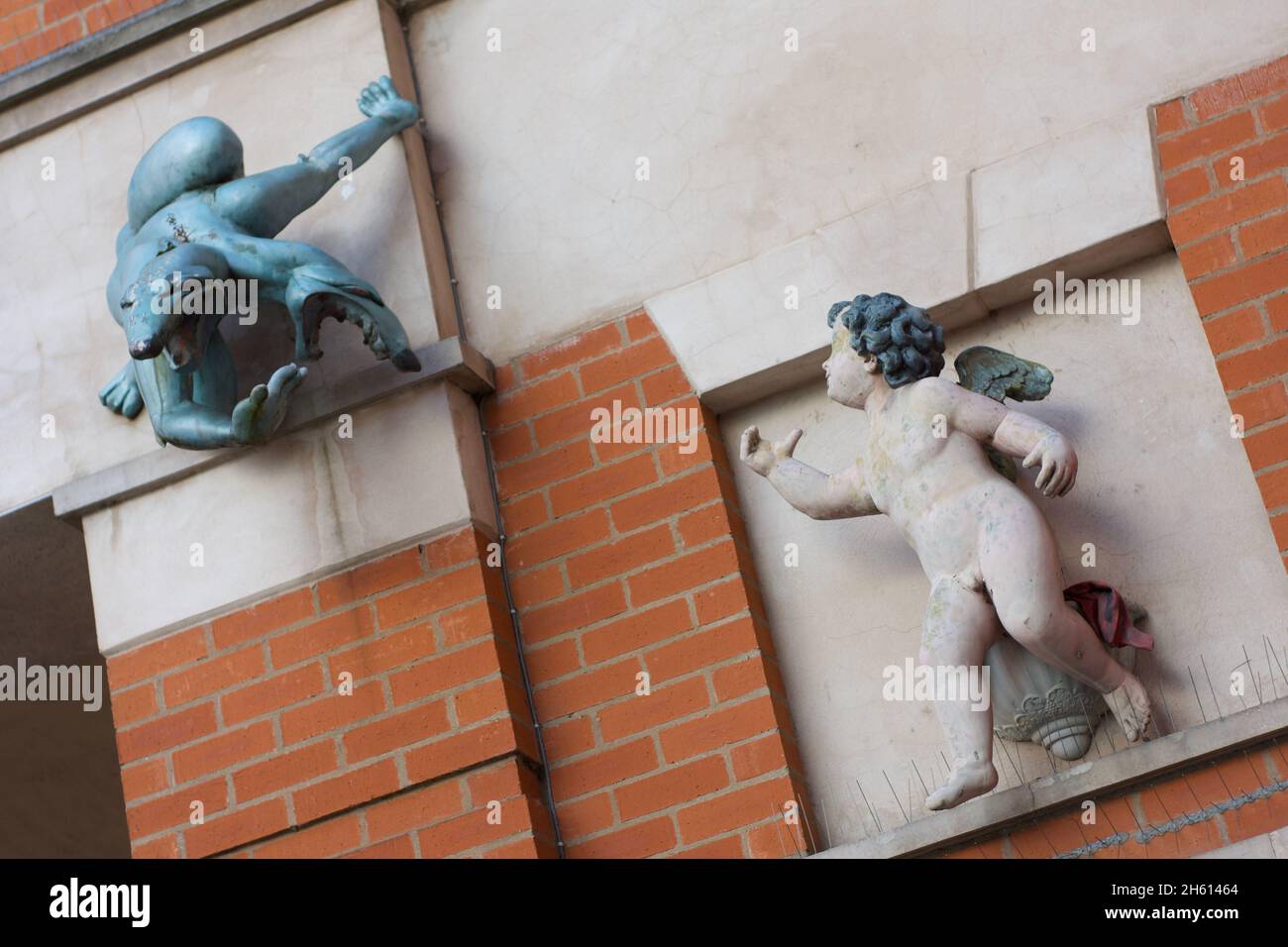 Opera dell'artista David Mach su Vicar Lane, Chesterfield Town Center. Mach ha sia 'Good Guys, Bad Guys' che 'Scramle' mostrando un Gargoyle e Angel Foto Stock
