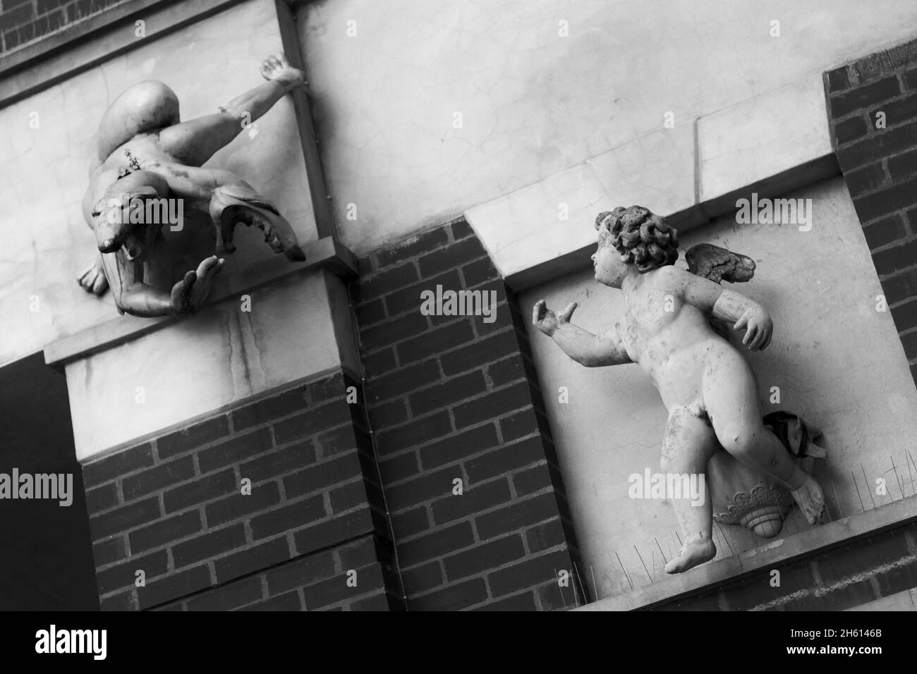 Opera dell'artista David Mach su Vicar Lane, Chesterfield Town Center. Mach ha sia 'Good Guys, Bad Guys' che 'Scramle' mostrando un Gargoyle e Angel Foto Stock