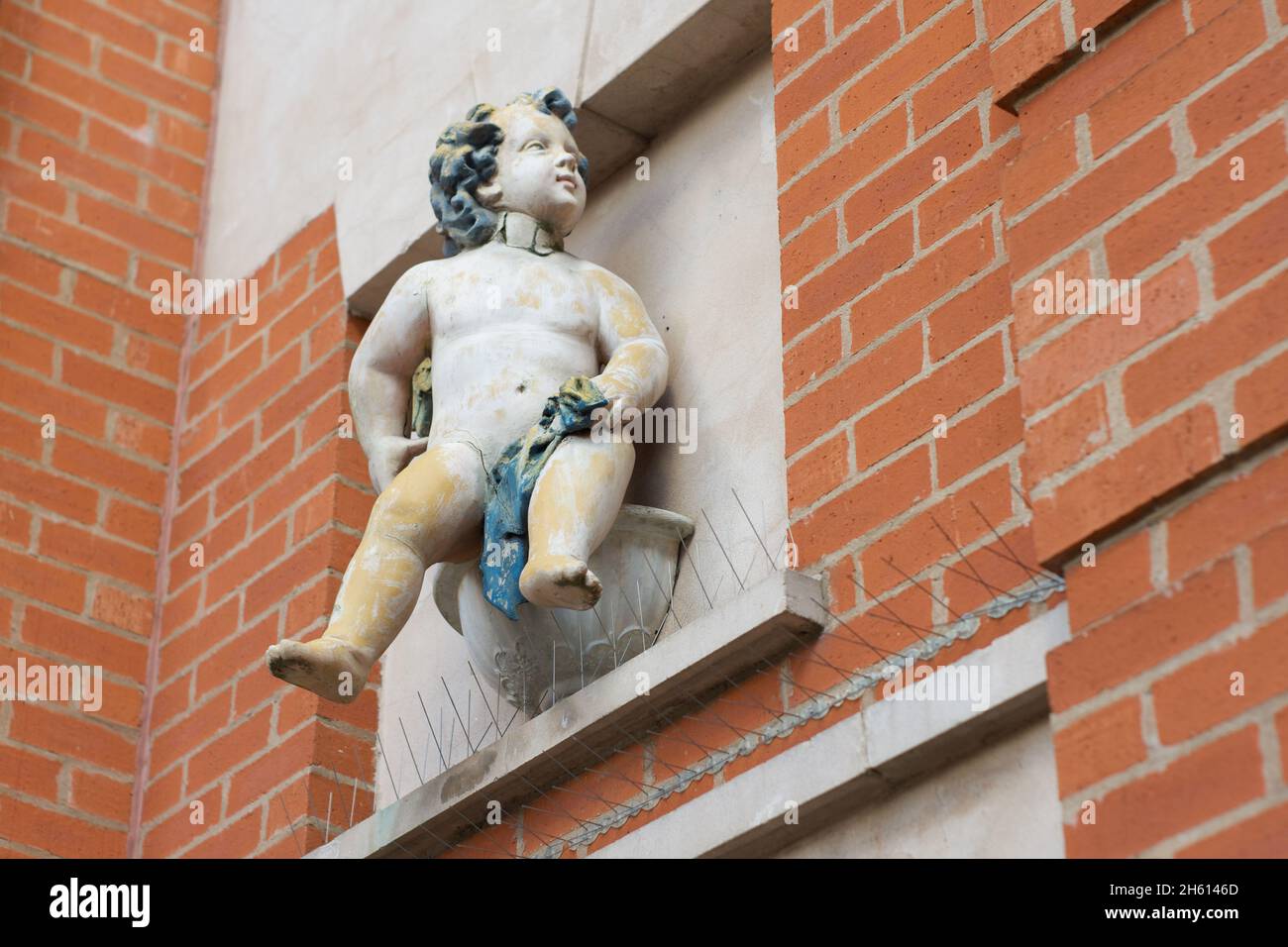 Opera dell'artista David Mach su Vicar Lane, Chesterfield Town Center. Mach ha sia 'Good Guys, Bad Guys' che 'Scramle' mostrando un Gargoyle e Angel Foto Stock